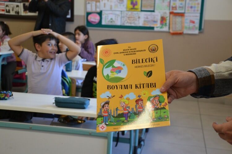 Vezirhan’da Öğrencilere Bilecik’i Tanıtan Boyama Kitapları Dağıtıldı 11635