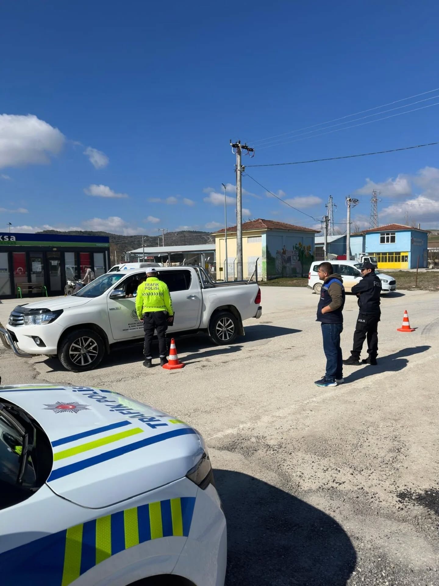 Yenipazar’da Kontrolsüz Hayvan Sevklerine Yol Denetimi 11392