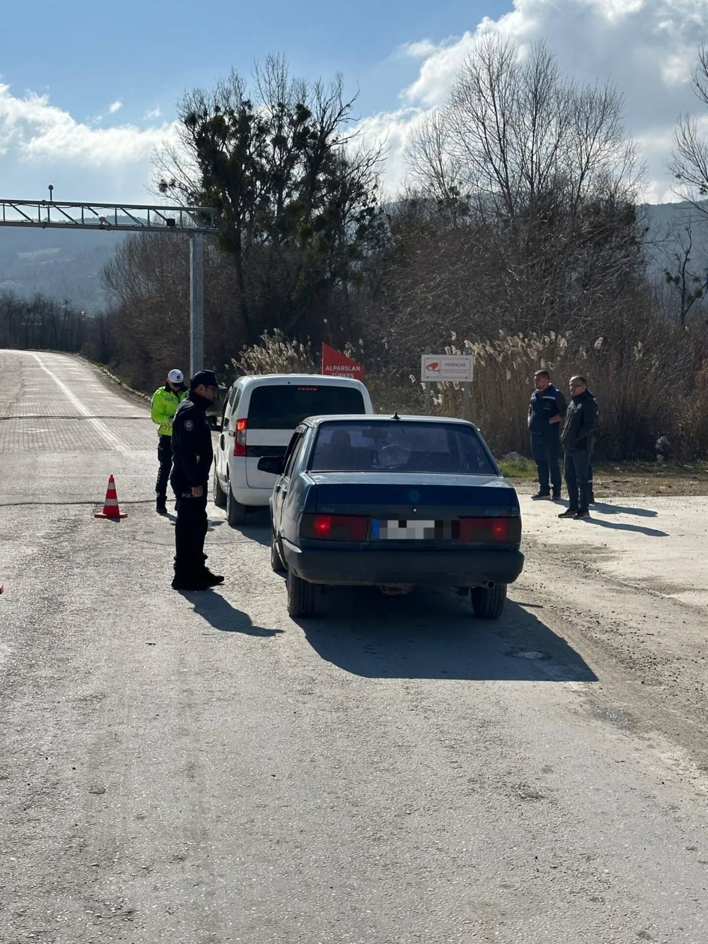 Yenipazar’da Kontrolsüz Hayvan Sevklerine Yol Denetimi 11393