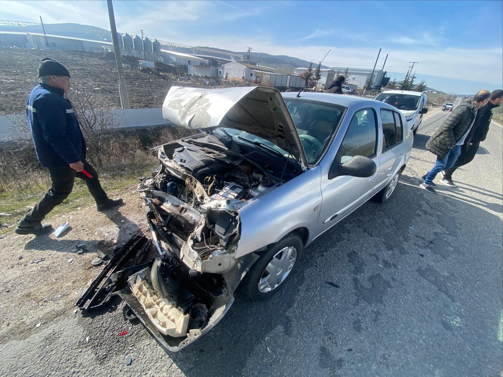 Yoldaki Kalas Kazaya Neden Oldu 2 Yaralı 11864