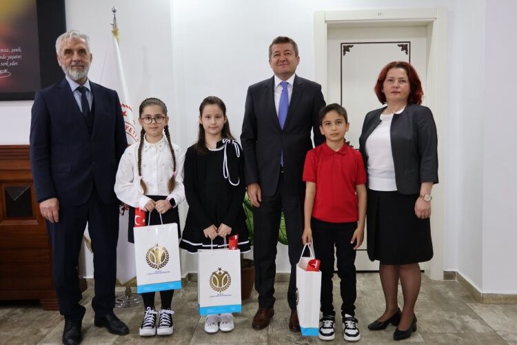 23 Nisan’da Makam Çocuklara Emanet Edildi 13400