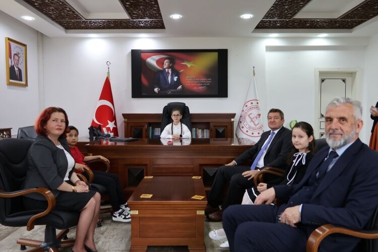 23 Nisan’da Makam Çocuklara Emanet Edildi 13401