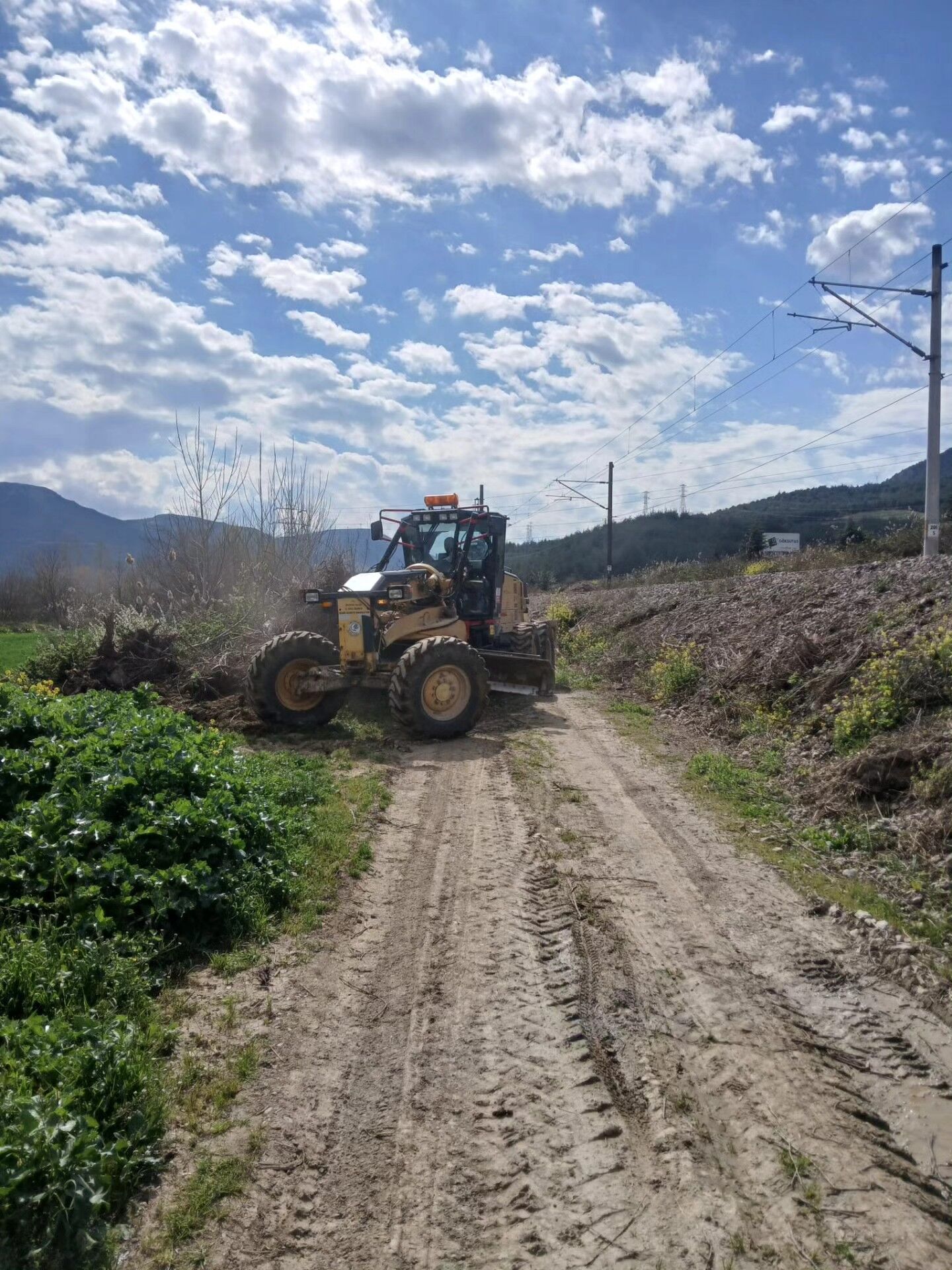 Bayırköy’de Arazi Yollarında Greyderli Bakım Çalışması 12841