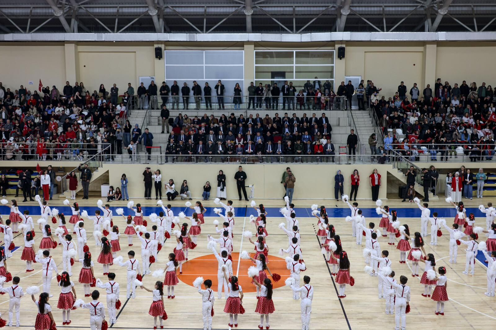 Bayram Coşkusu Salona Sığmadı 13416