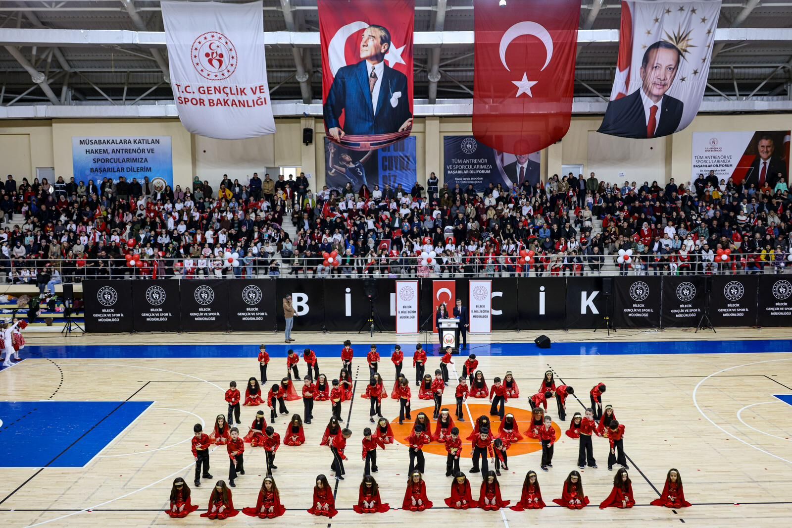 Bayram Coşkusu Salona Sığmadı 13418