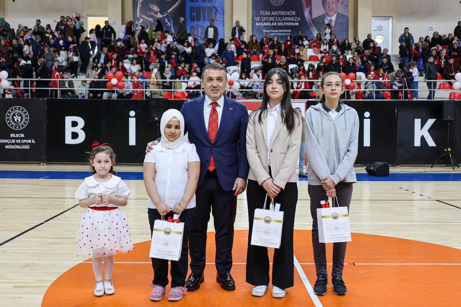 Bayram Coşkusu Salona Sığmadı 13420