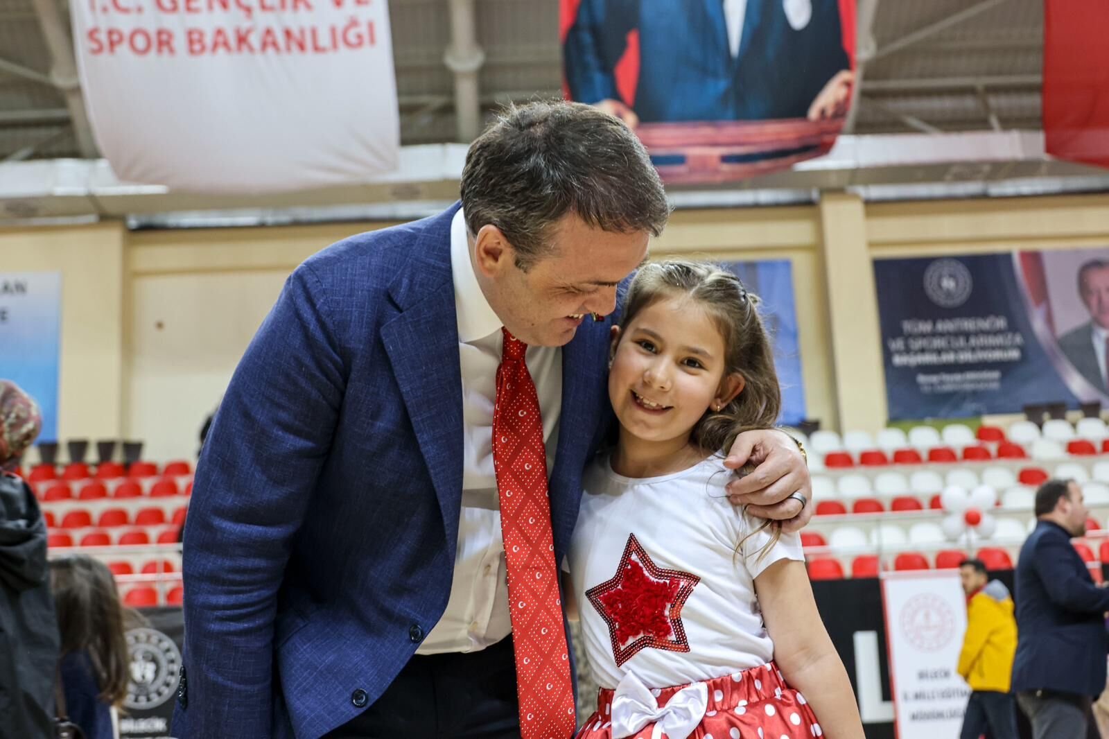 Bayram Coşkusu Salona Sığmadı 13421