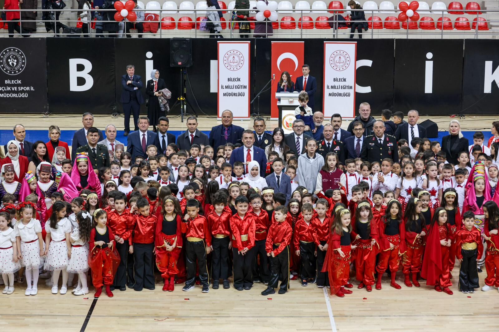 Bayram Coşkusu Salona Sığmadı 13422