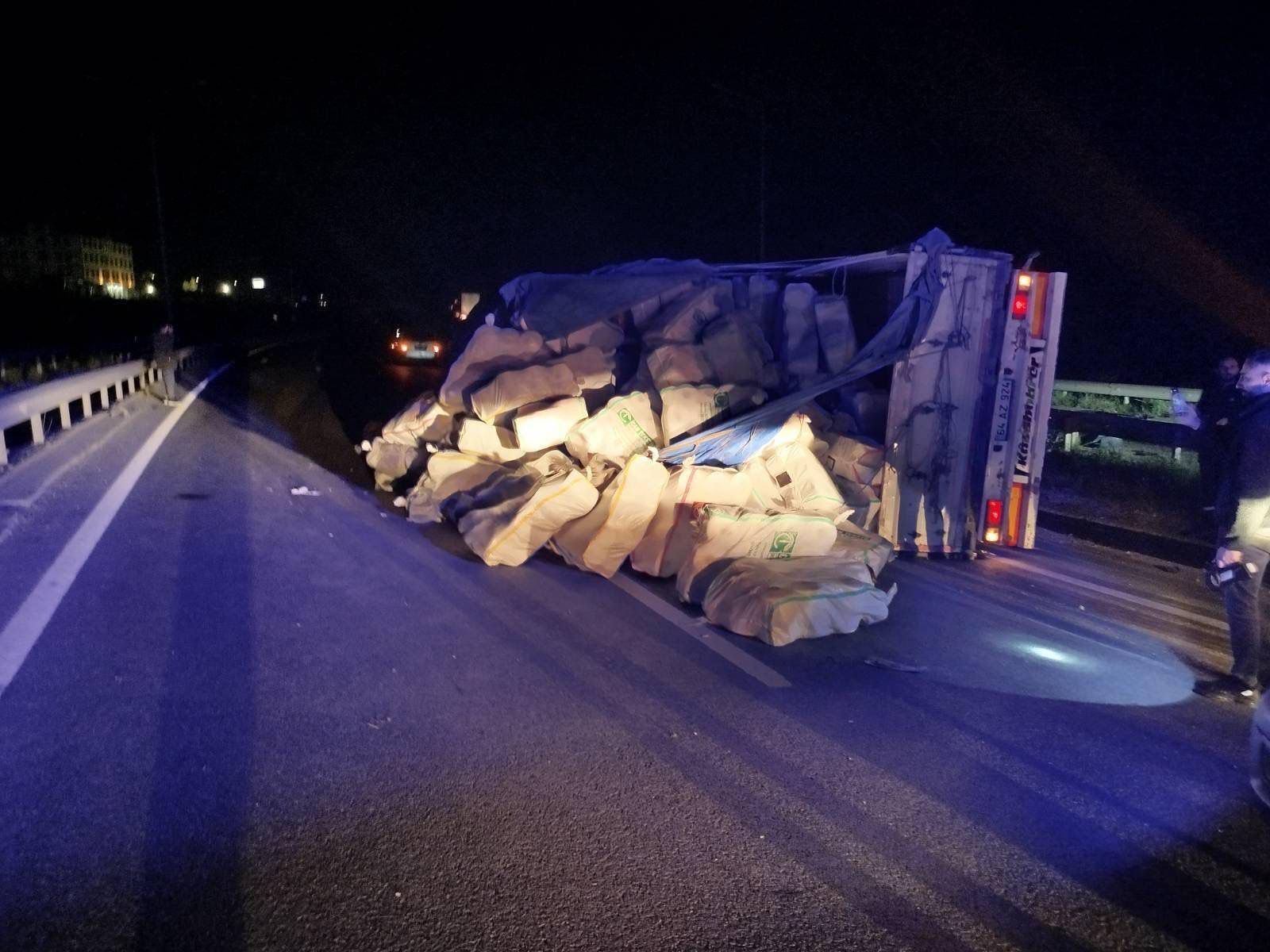 Bilecik’te Tir Devrildi 13143