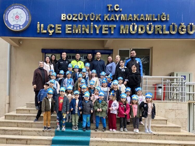 Bozüyük’te Miniklerden Polislere Anlamlı Ziyaret 12862