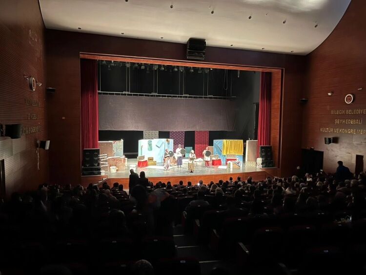 “Çatallı Köy” Bilecik’te Sahnelendi 13603