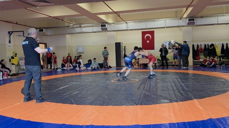 İstasyon Spor Salonu’nda 23 Nisan Güreş Turnuvası Tamamlandı 13403