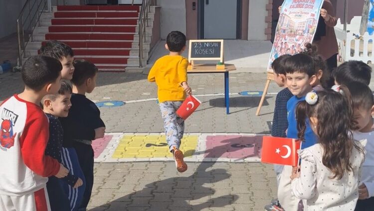 Minik Kalplerden Bayrağa Büyük Sevgi 13083