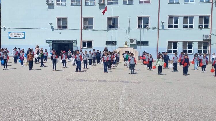 Minik Kalplerden Bayrağa Büyük Sevgi 13084