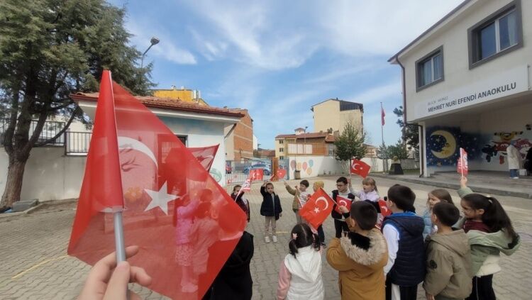 Minik Kalplerden Bayrağa Büyük Sevgi 13085