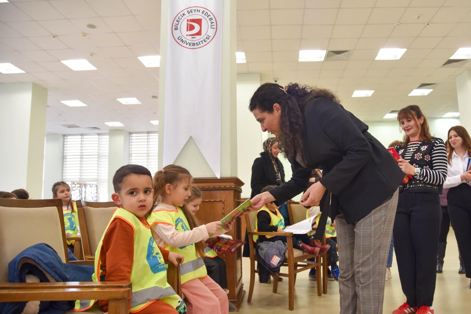 Miniklere Kütüphane Sevgisi 12493