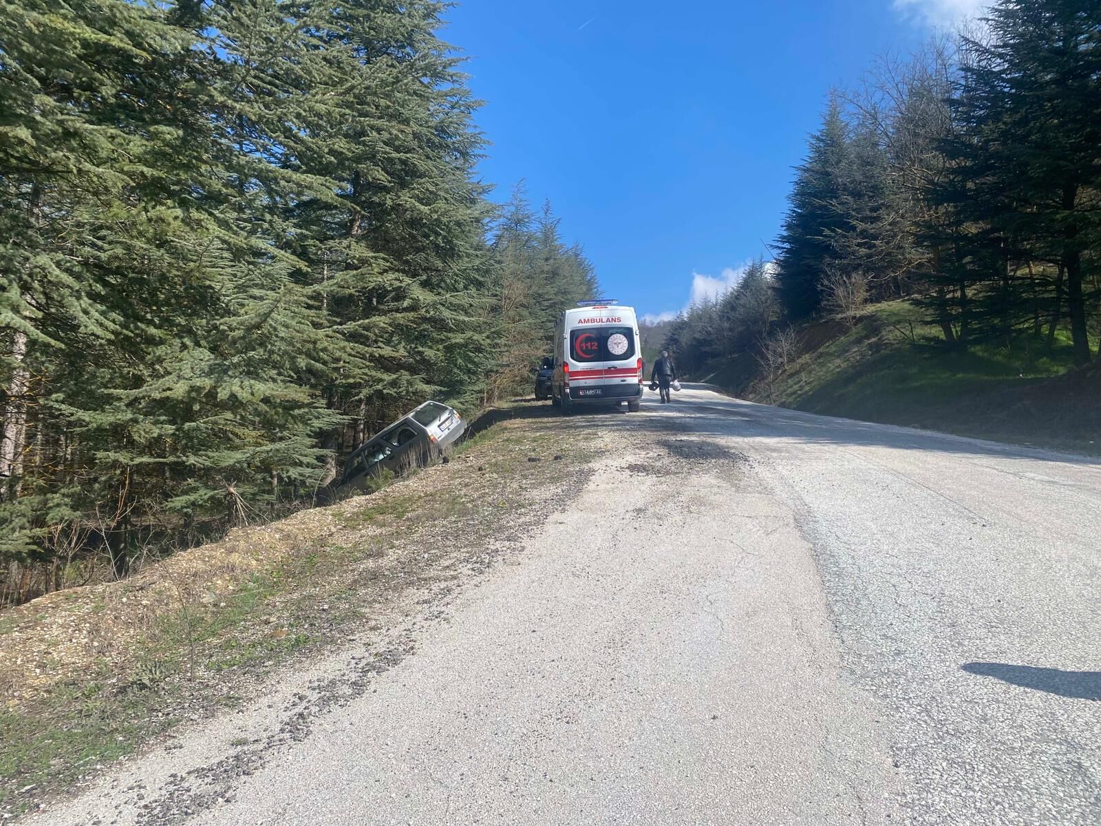 Otomobil Araziye Savruldu 2 Yaralı 12969