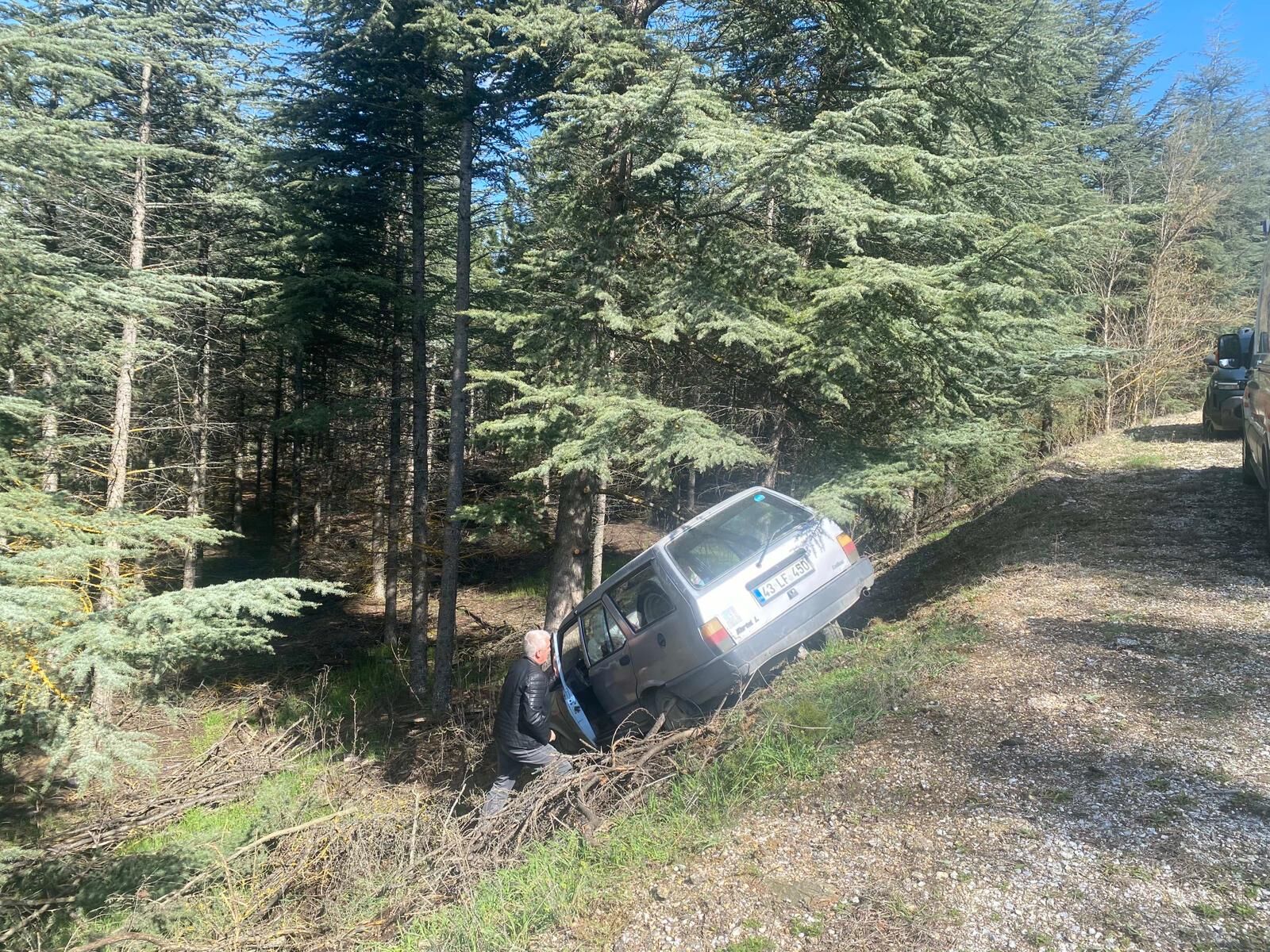 Otomobil Araziye Savruldu 2 Yaralı 12970