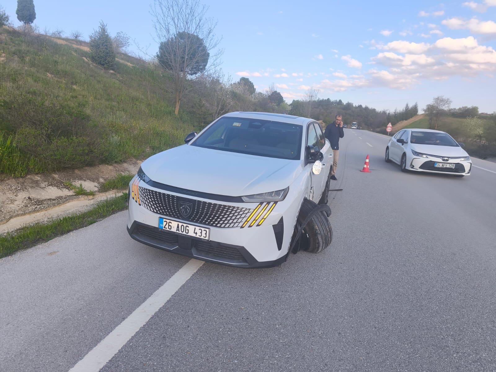 Otomobil Karşı Şeride Geçti 1 Yaralı 13519