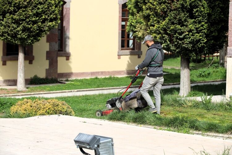 Söğüt’te Çim Biçme Çalışmaları Başladı 13152 (1)