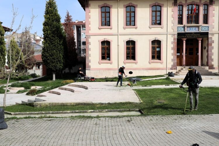 Söğüt’te Çim Biçme Çalışmaları Başladı 13153 (1)