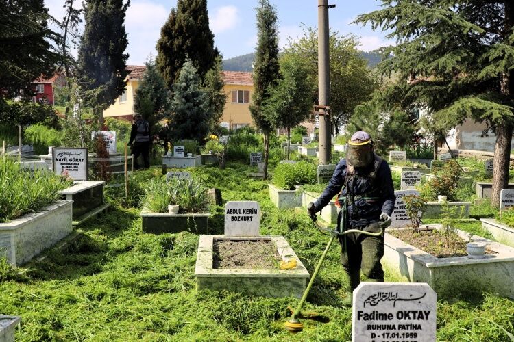 Söğüt’te Mezarliklarda Yoğun Bakim 13564