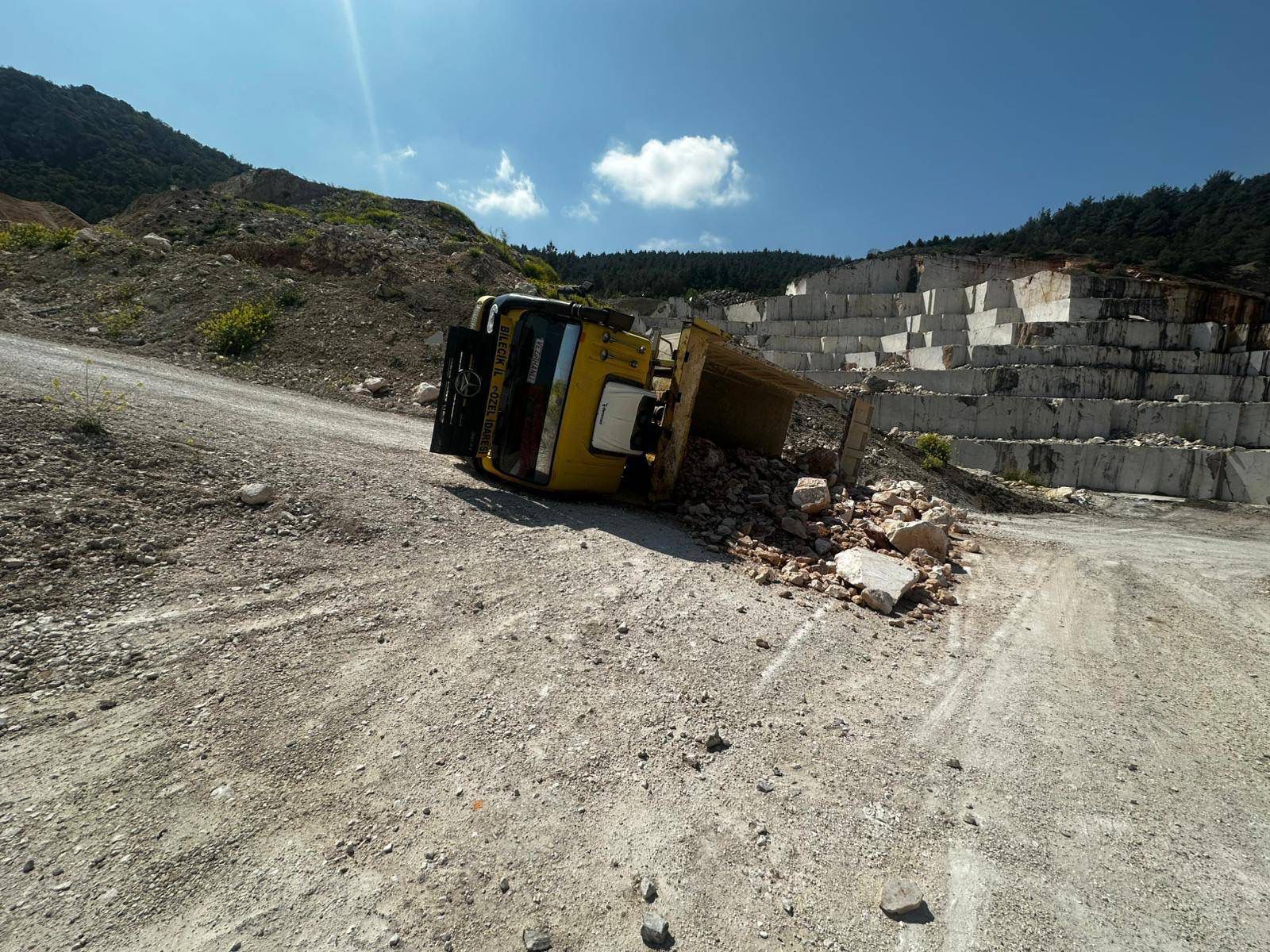 Taş Yüklü Kamyon Devrildi 2 Hafif Yaralı 13527