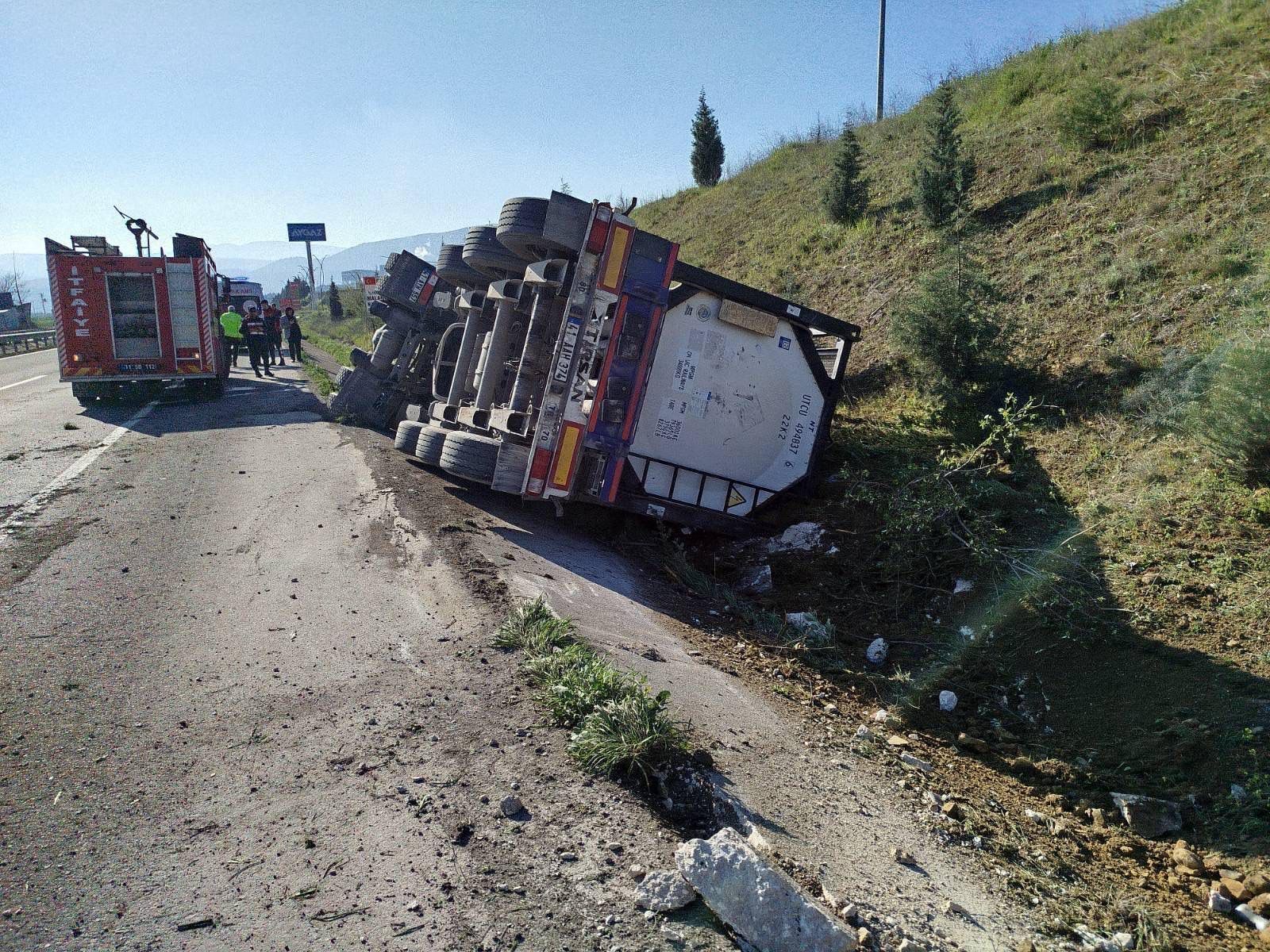 Tır Yola Devrildi Sürücü Yaralandı 12666