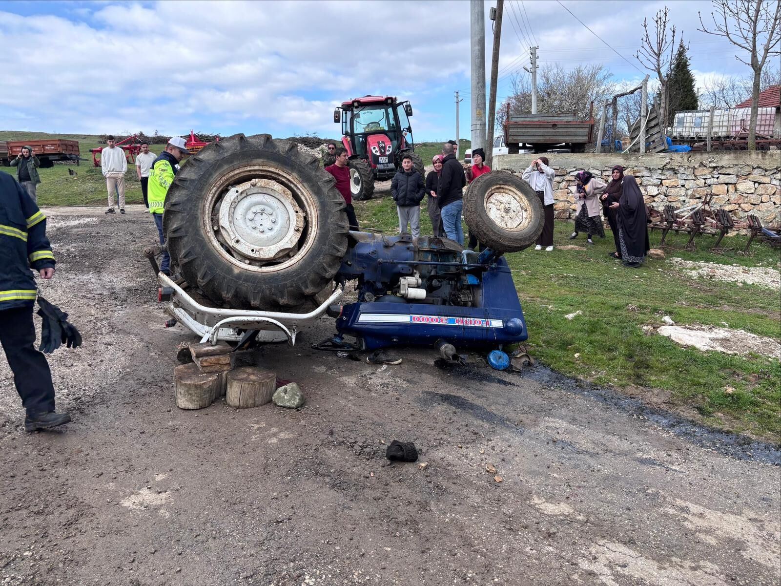 Traktör Devrildi Sürücü Ağır Yaralandı 12643