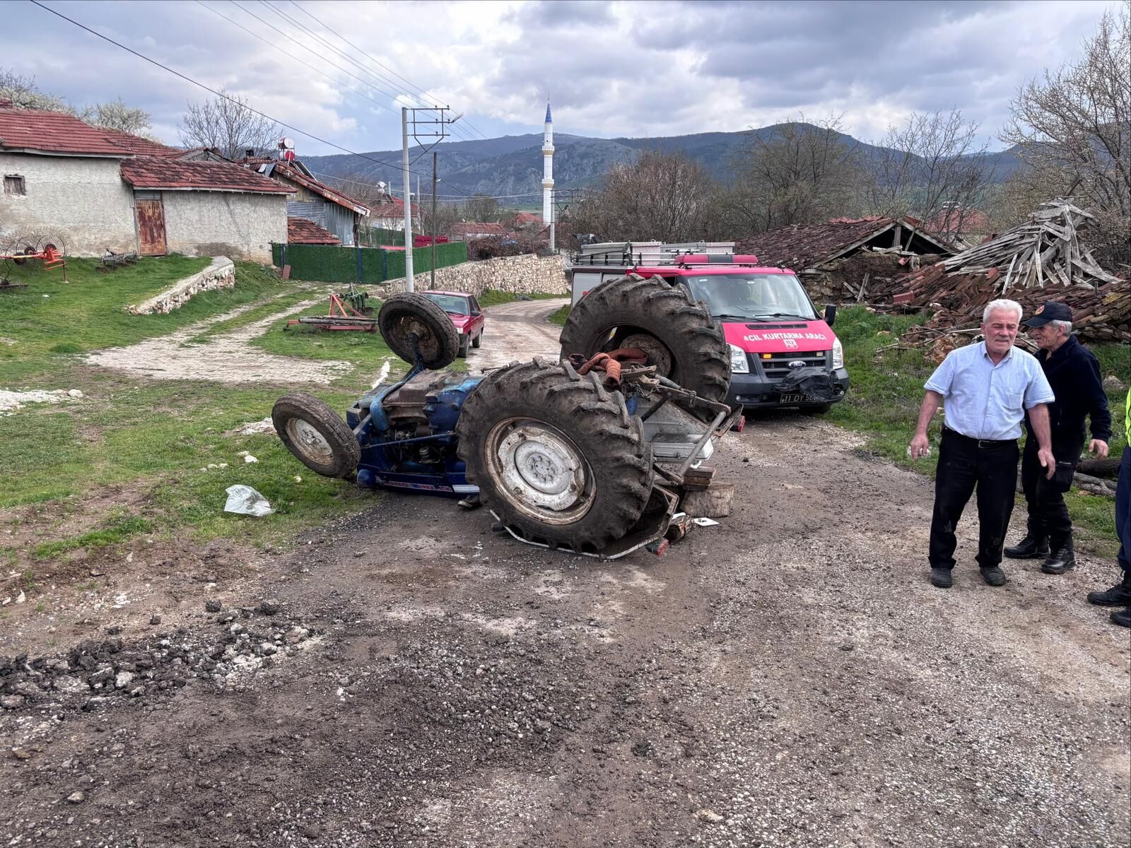 Traktör Devrildi Sürücü Ağır Yaralandı 12644