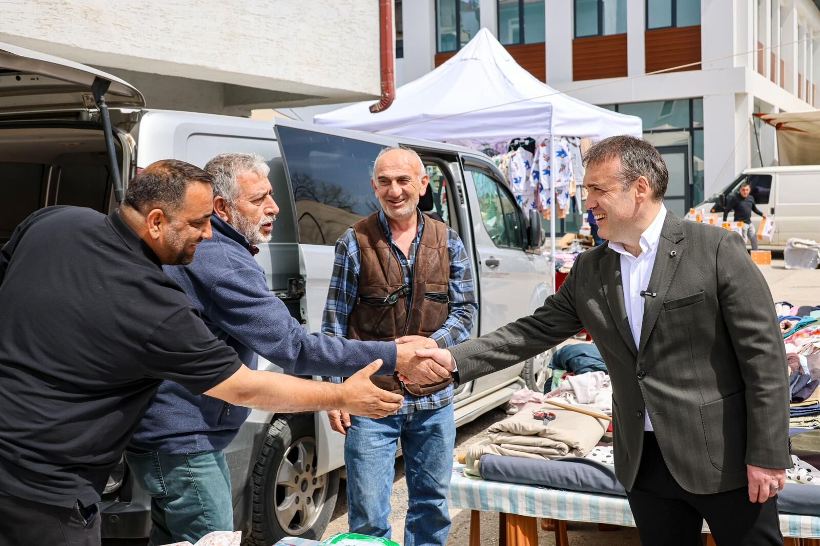 Vali Sözer Salı Pazarında 13061