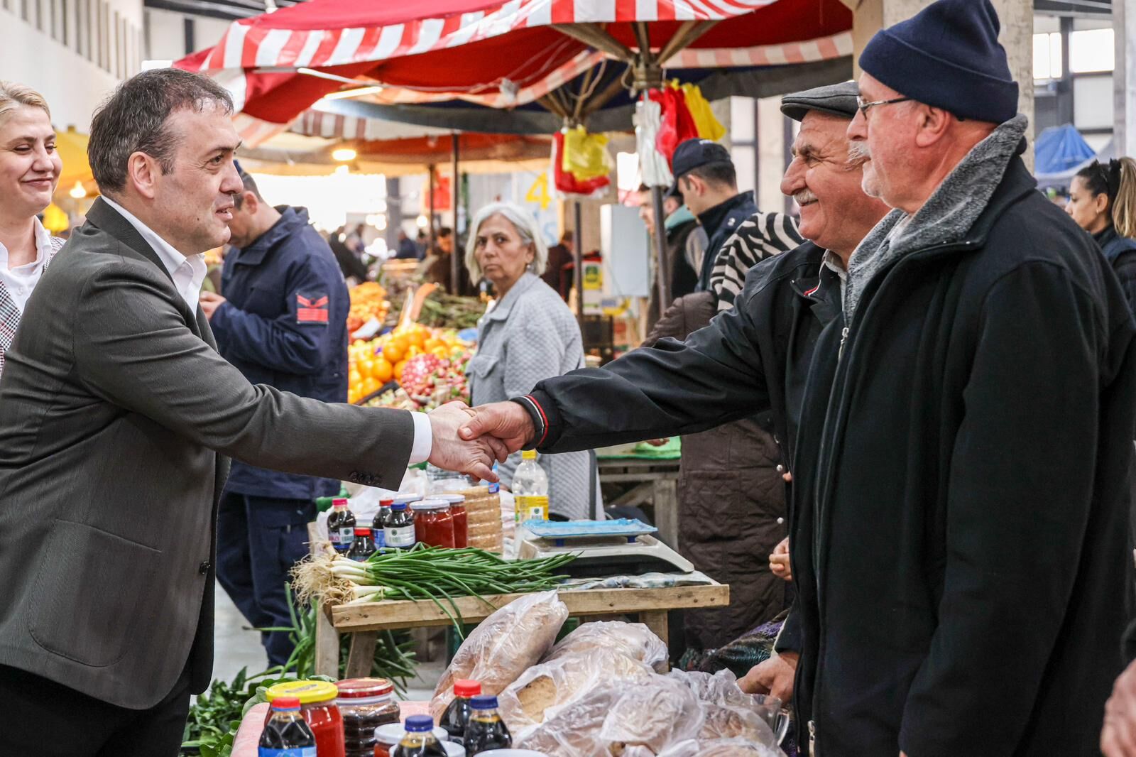Vali Sözer Salı Pazarında 13062