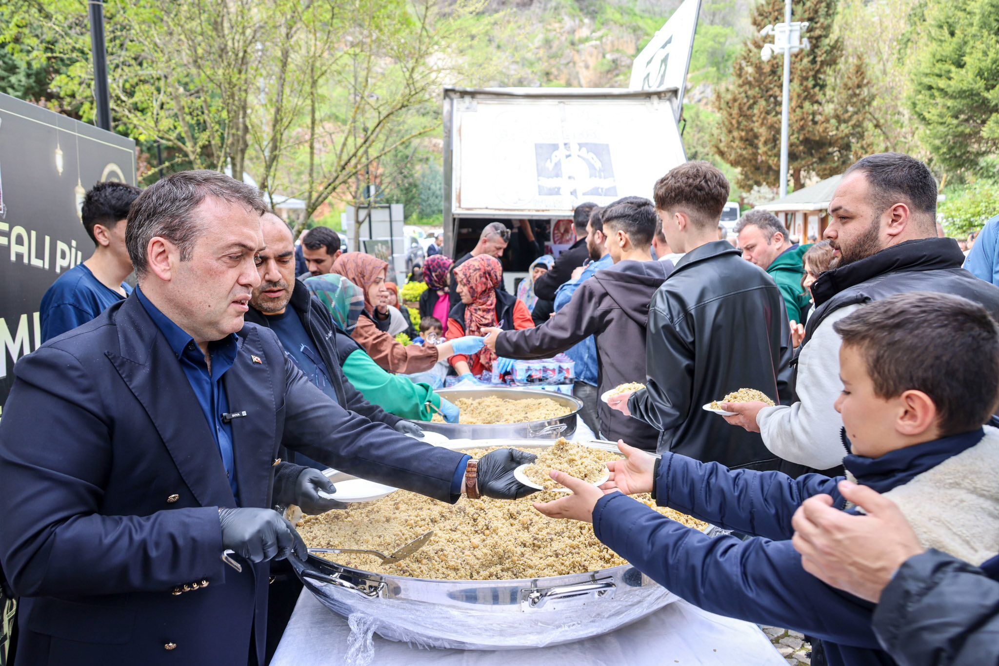 Vali Sözer’den Şifalı Pilav İkramı 13210