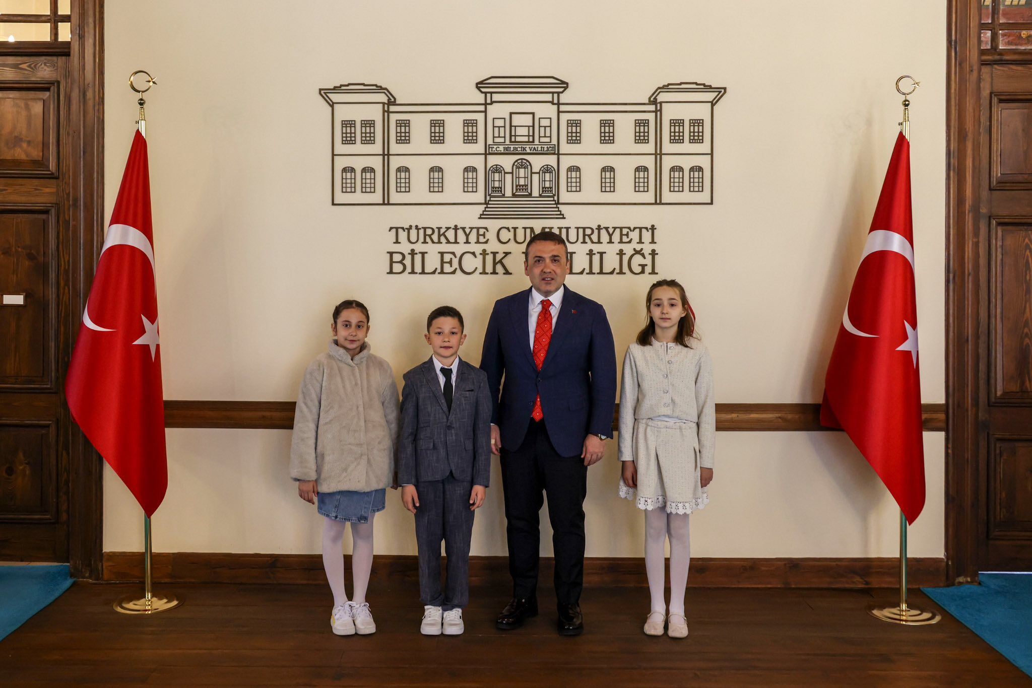 Valilik Koltuğu Minik Yiğitin 13412