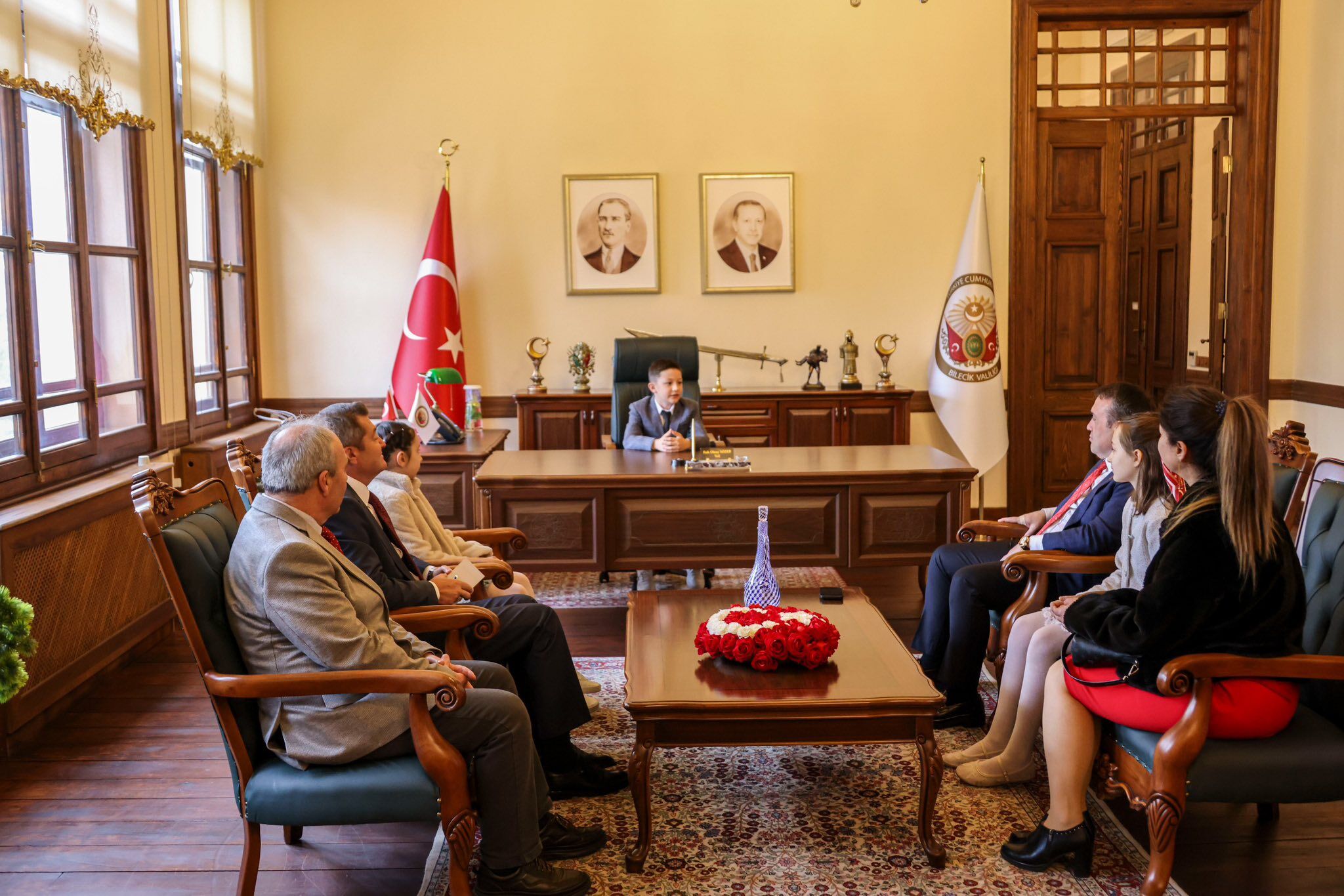 Valilik Koltuğu Minik Yiğitin 13413