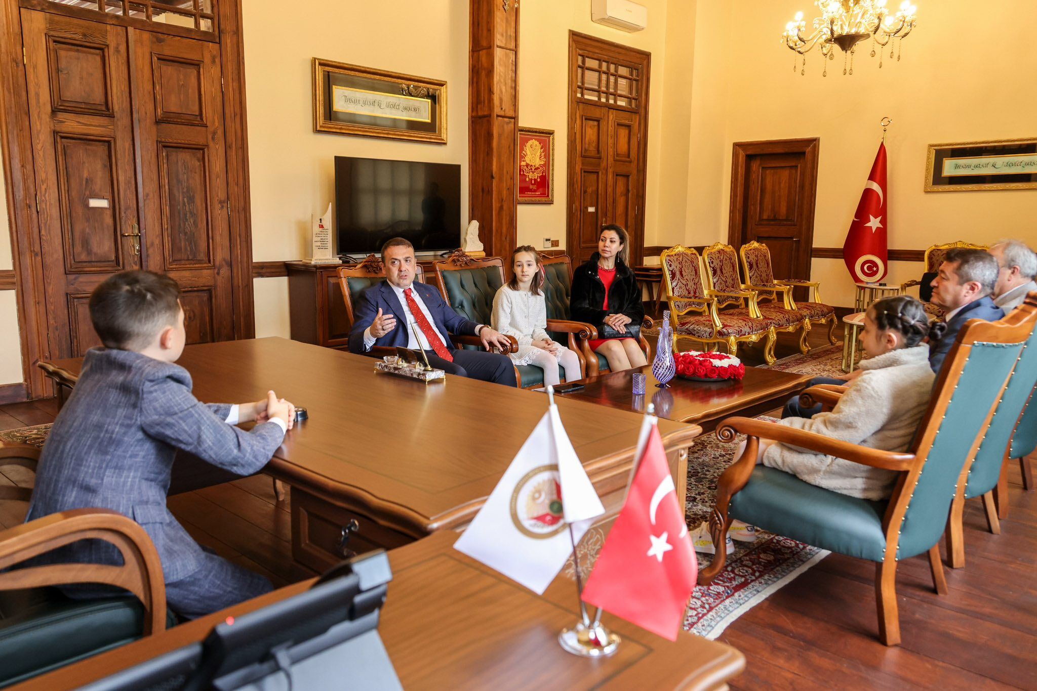 Valilik Koltuğu Minik Yiğitin 13414