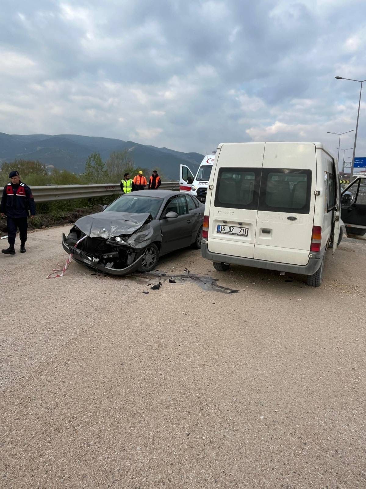 Virajı Alamadı Park Halindeki Araca Çarptı 12872