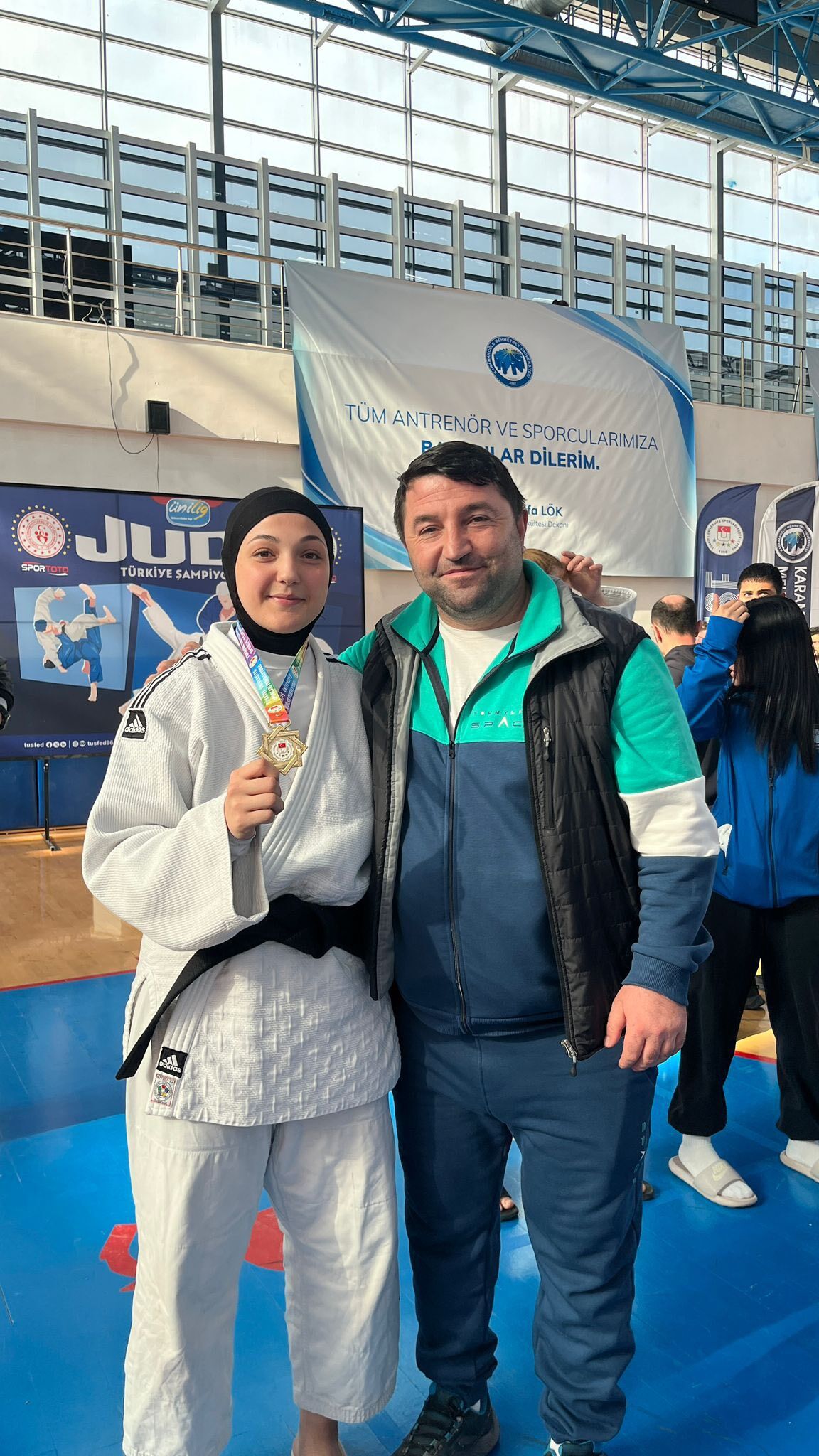 Zirvede Bilecik İmzası 13242