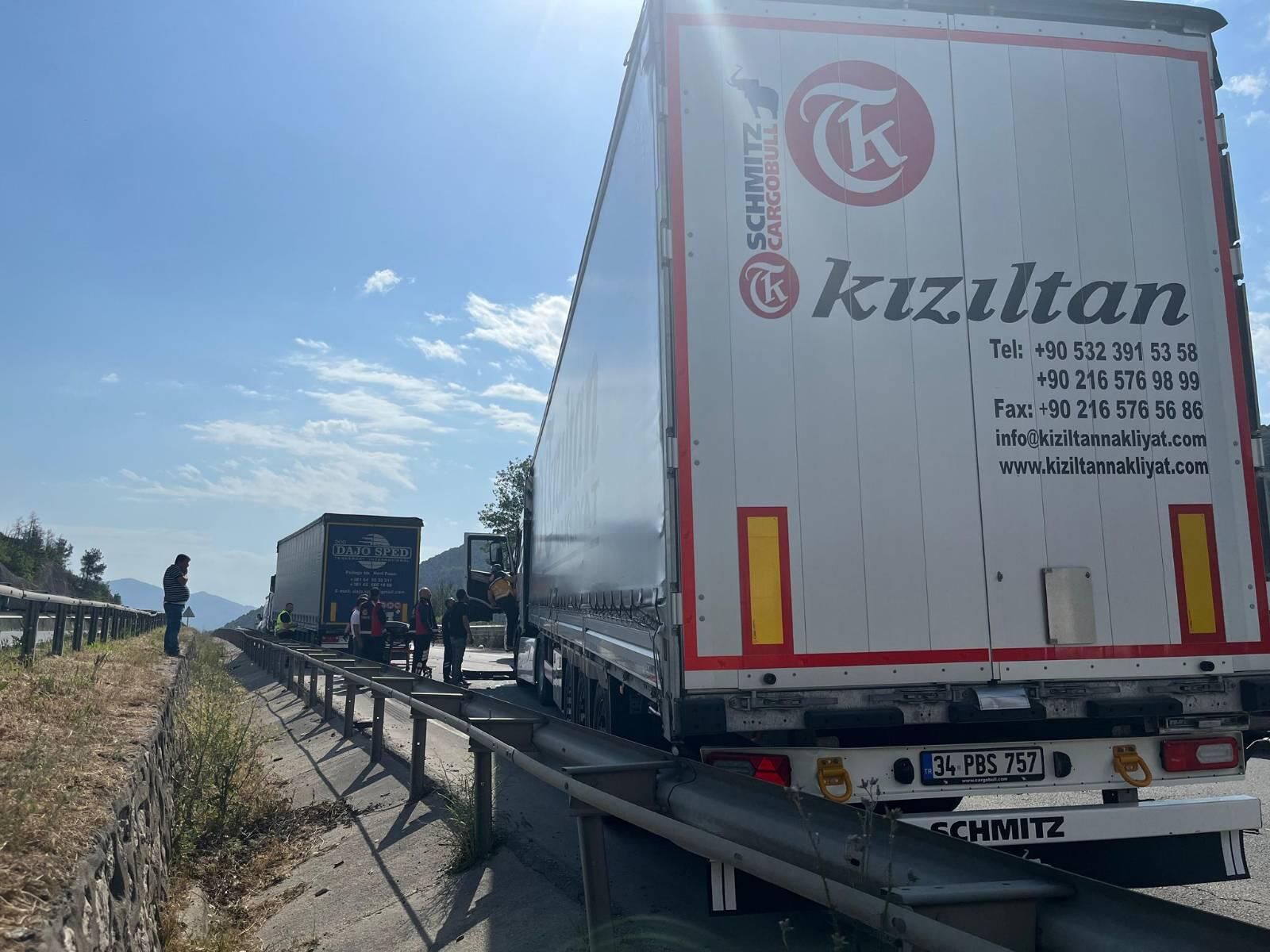 Bilecikte Tir Kazası Sürücü Yaralandı 14443