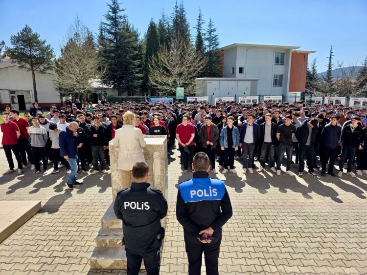 Bozüyük’te Öğrencilere Güvenlik Ve Sosyal Medya Farkındalığı Eğitimi 13738