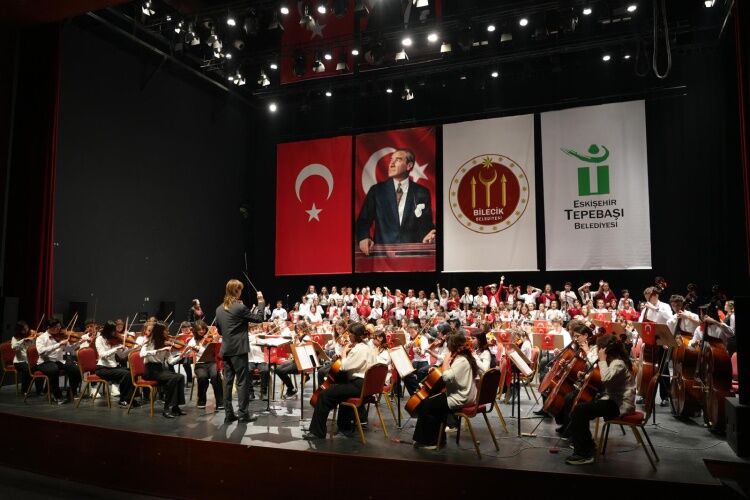 Çocukların Senfonisi Ayakta Alkışlandı 13840