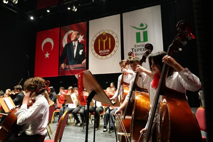Çocukların Senfonisi Ayakta Alkışlandı 13842