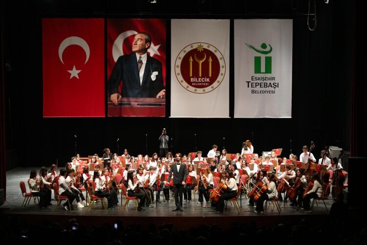 Çocukların Senfonisi Ayakta Alkışlandı 13845