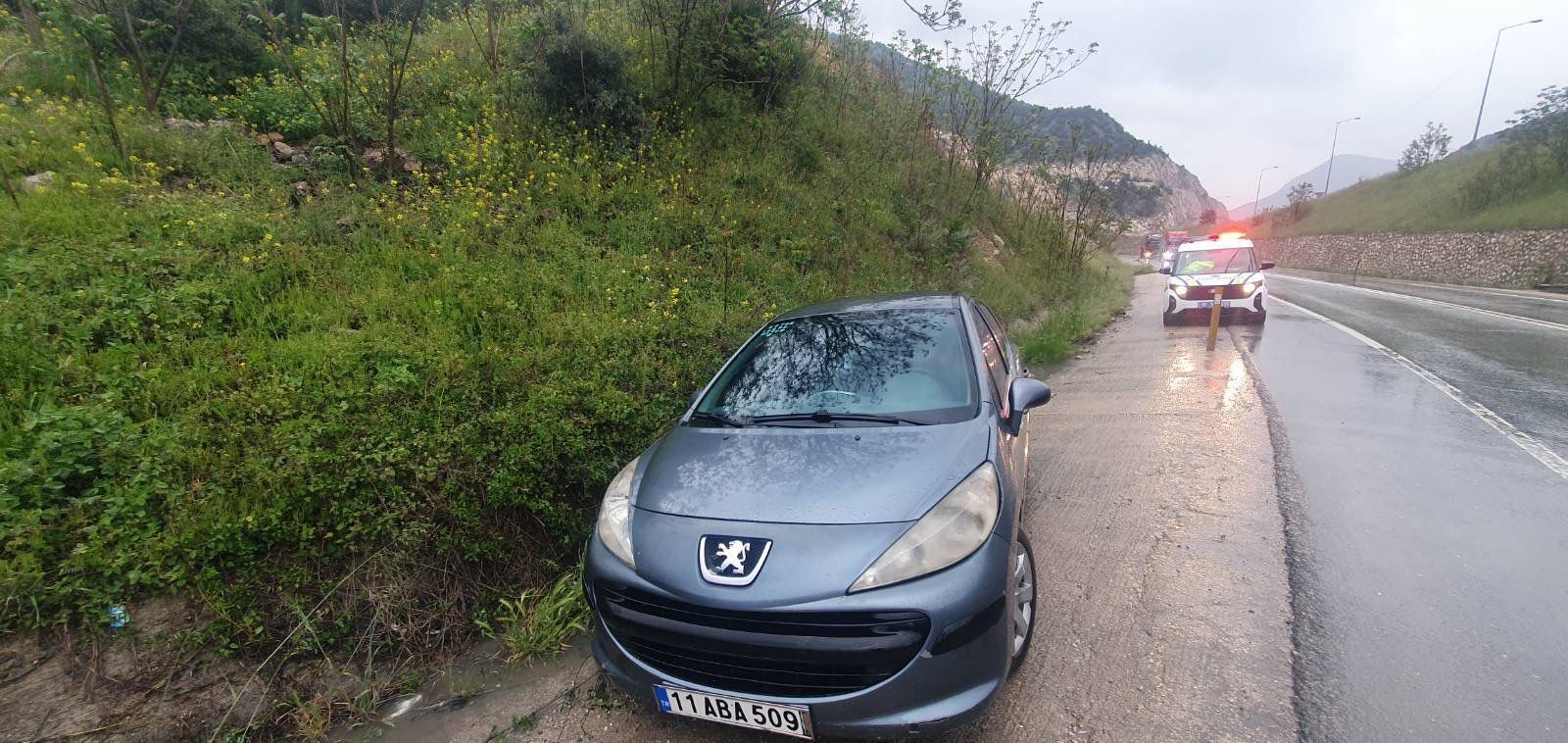 Kaygan Yol Kaza Getirdi 13798