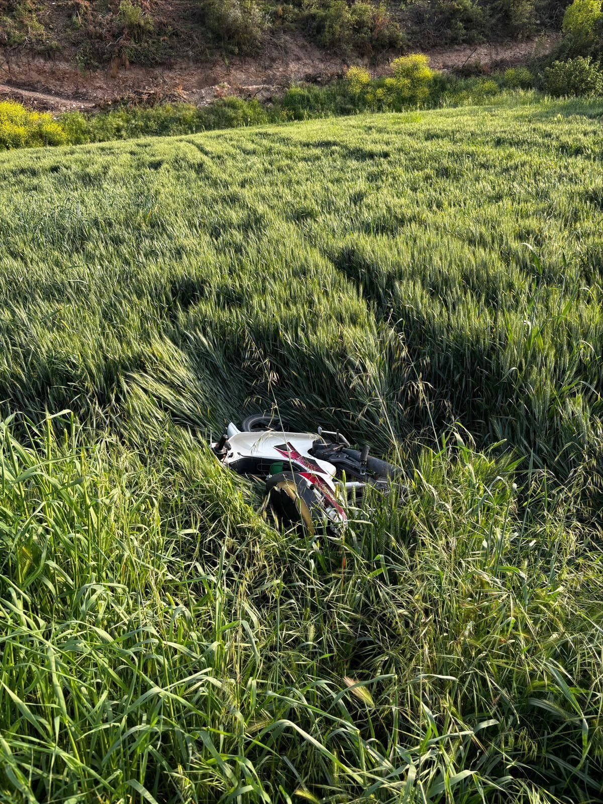 Motosiklet Tarlaya Devrildi 2 Yaralı 14263