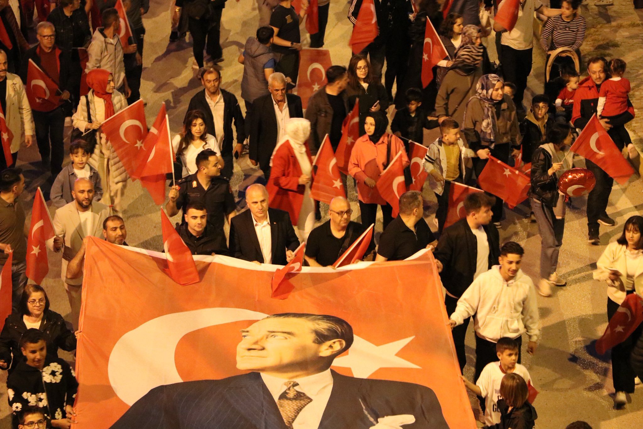 Osmaneli’nde 19 Mayıs Coşkusu Fener Alayı Ve Konserle Taçlandı 14734