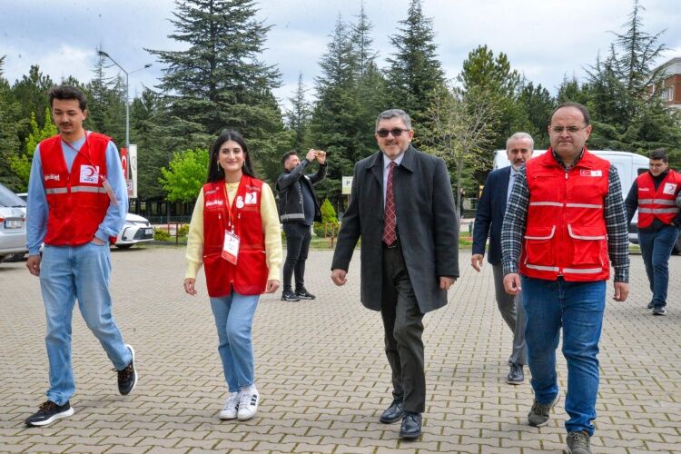 Rektör Kaplancıklı’dan Kızılay Ve Emniyet Stantlarına Ziyaret 13931 (1)