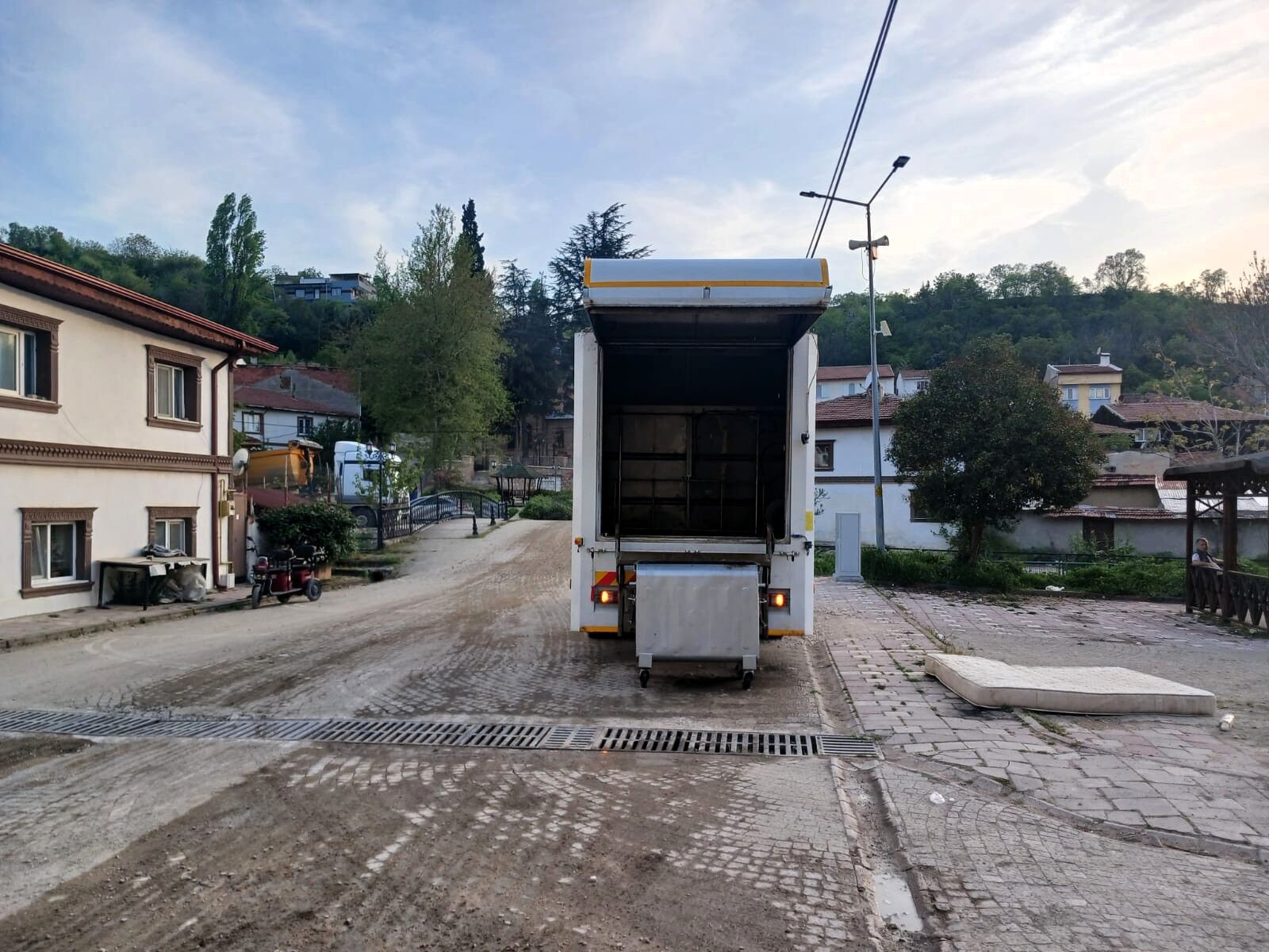 Söğüt’te Konteynerler Dezenfekte Edildi 14985