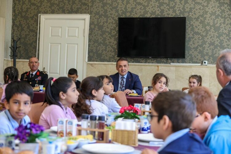 Vali Sözer, Öğrencilerle Jandarma Tesisinde Buluştu 13672