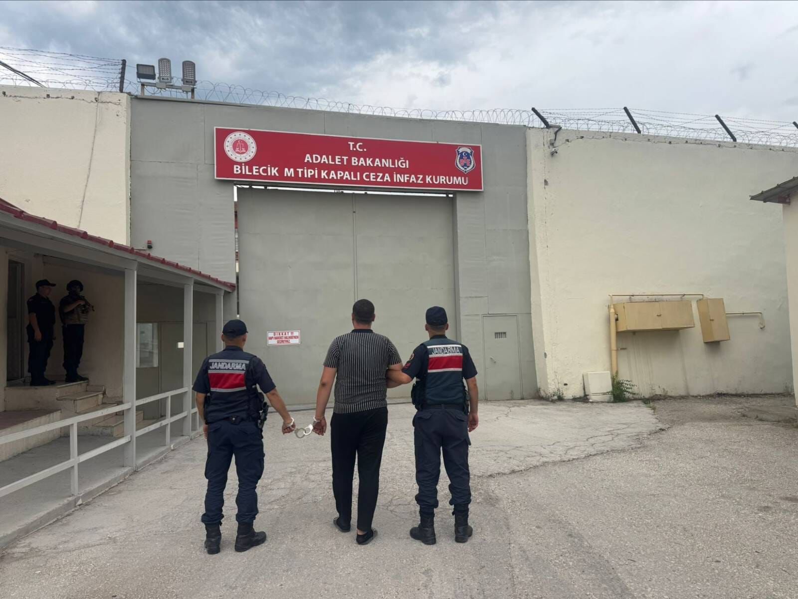 4,5 Yıl Hapis Cezasıyla Aranıyordu 16083